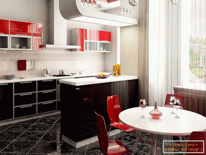 Klasická kombinácia bielej, červenej a čiernej farby. Skvelý barový pult, ktorý oddeľuje pracovné a jedálenské priestory.