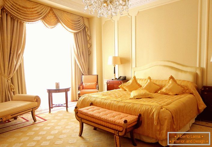Béžová a zlatá spálňa v barokovom štýle.