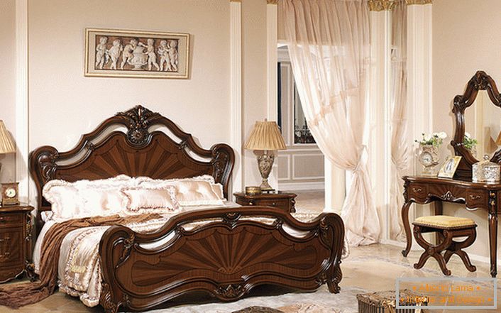 Klasický barokový štýl predstavuje lakovaný nábytok z tmavého dreva.