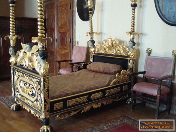 Spálňa v barokovom štýle напоминает о временах средневековья. 