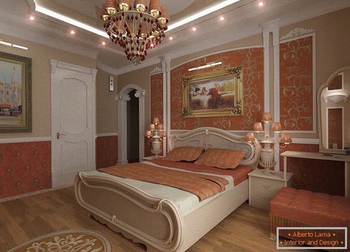 Priestranná spálňa v barokovom štýle je vyzdobená koralovými farbami.