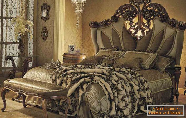 Luxusné postele v hosťovskej izbe v barokovom štýle vo vidieckom dome v jednej z francúzskych provincií.