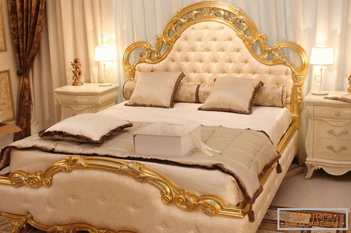 Chrbát postele je pokrytý mäkkým hodvábom béžovej farby v súlade s požiadavkami barokového štýlu.