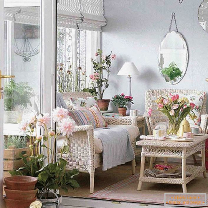 Malá veranda v štýle romantizmu je ideálnym miestom pre tých, ktorí radi čítajú.