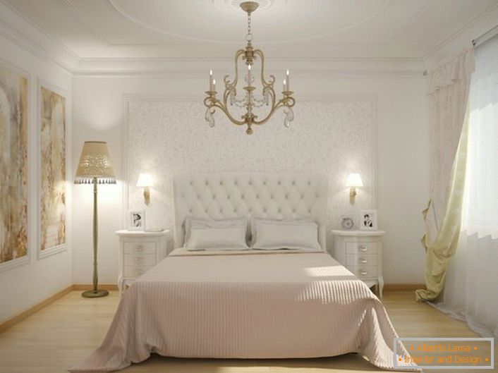 V strede interiéru spálne je posteľ s vysokou čalúnenou handričkou. Mäkké, prešívané čalúnenie robí atmosféru ušľachtilou a štýlovou.