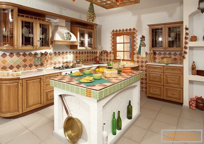 Zaujímavá kuchyňa v rustikálnom štýle pre rodinný dom.
