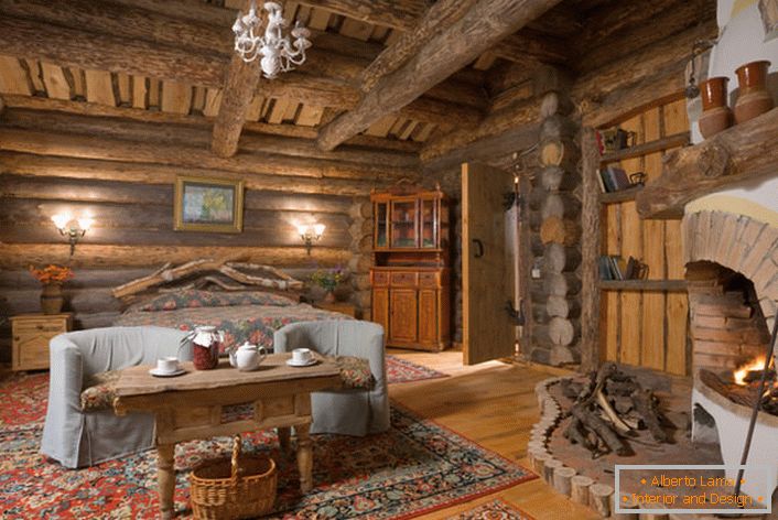 Rustikálna krajina s veľkou spálňou dedinskej chaty v Škandinávii. V každom interiéri, vykonávanom v rustikálnom štýle, bude krb vyzerať harmonicky, najmä z tehál. 