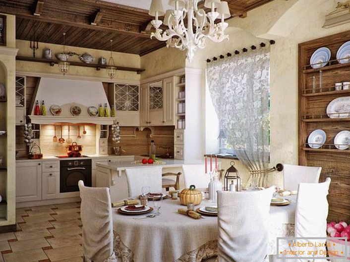 Útulná kuchyňa v rustikálnom štýle. Pozoruhodné sú dekoratívne police z dreva na dosky a iné náradie. 