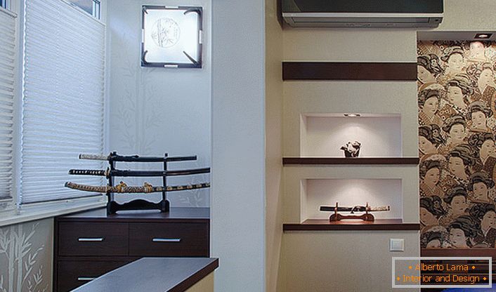 Vynikajúcou dekoratívnou výzdobou miestnosti v štýle japonského minimalizmu je japonský meč. Nie je potrebné získať skutočnú bojovú zbraň, stačí jednoduché výsmech. 
