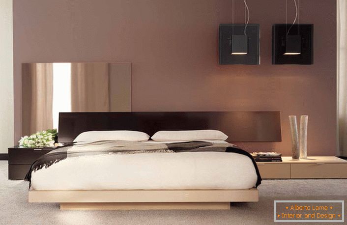 Minimalistický dizajn s poznámkami japonskej farby v spálni obyčajného francúzskeho bytu. 