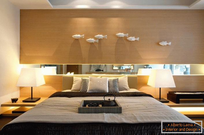 Dizajnová spálňa v štýle japonského minimalizmu v dome španielskej rodiny. 
