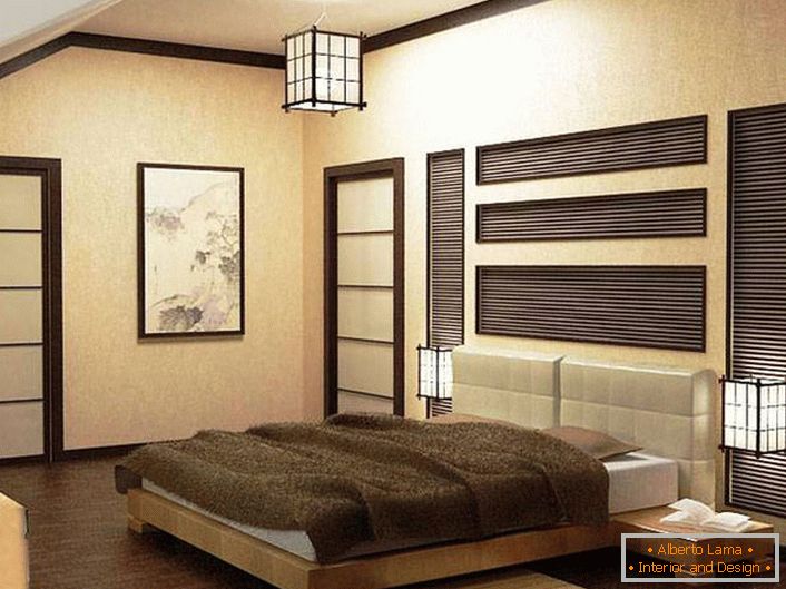 Spálňa v štýle japonského minimalizmu je vyzdobená béžovými a hnedými tónmi. Pozornosť priťahuje osvetľovacie zariadenia. Stropný luster je vyrobený v jednom prevedení s nočnými lampami. 