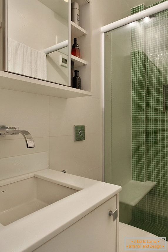 Sklenená sprcha v kompaktnej kúpeľni