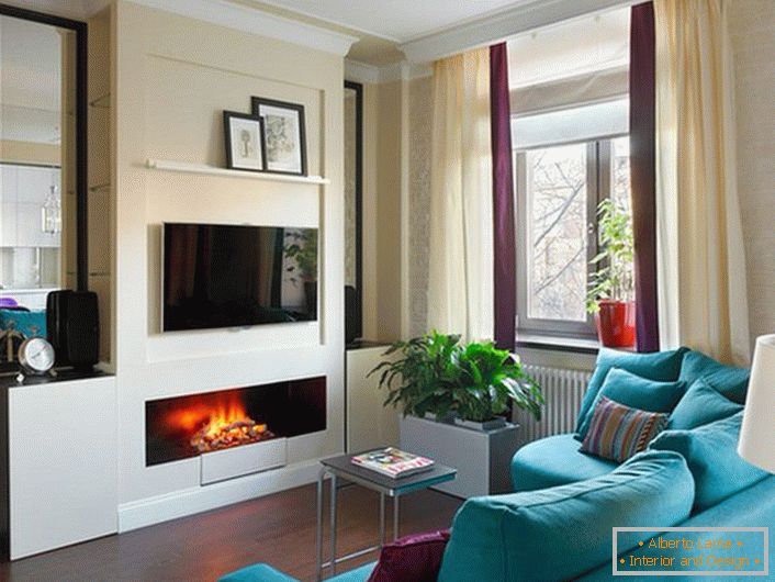 Postavený na výklenku falošnej steny, rozšírené biokrby harmonizujú s dekorom a farbou obývacej izby.