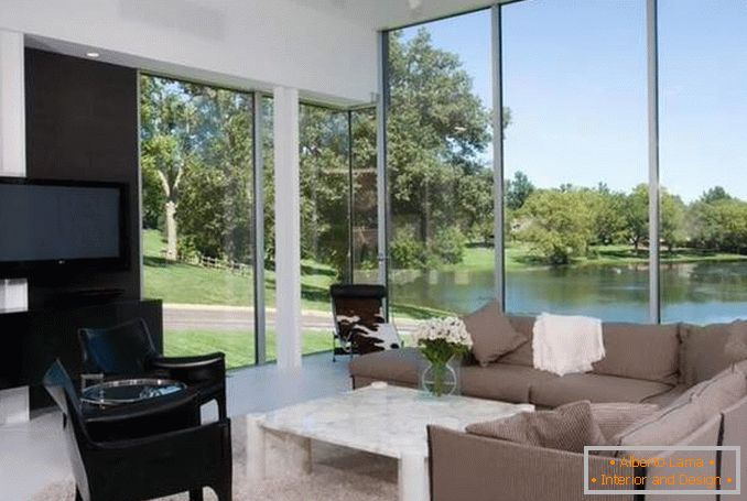Obývacia izba s panoramatickými oknami - fotografia vo vnútri vidieckeho domu