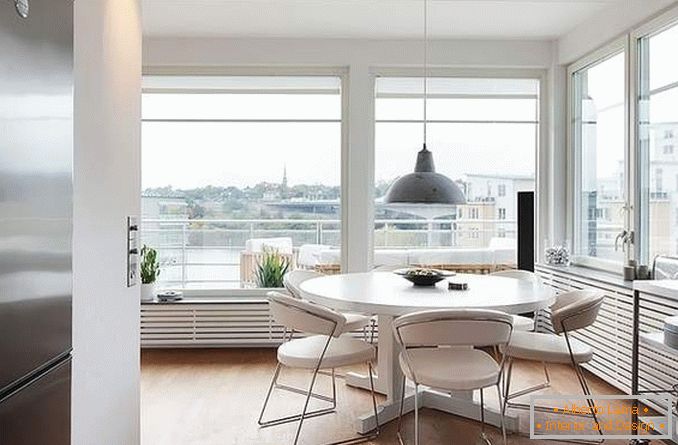 Kuchynský dizajn s panoramatickými oknami v rohom apartmáne