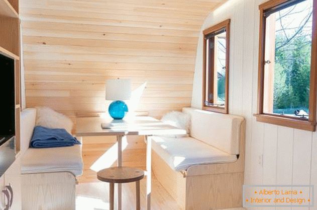 Pohodlný mini-dom: fotka z Ontária - svetlý interiér