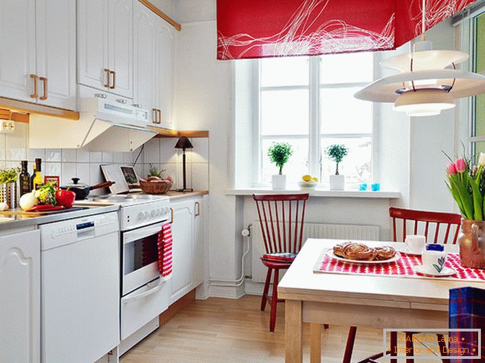 Biela farba v kombinácii s ušľachtilou červenou vizuálne vylepšuje kuchyňu. Jasné, nasýtené akcenty robia miestnosť štýlovou a kreatívnou. 