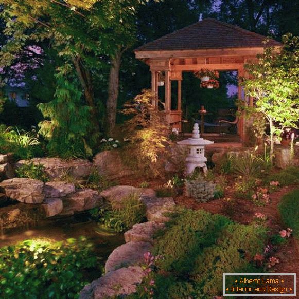 Rybník a altánok v dizajne záhrady v japonskom štýle