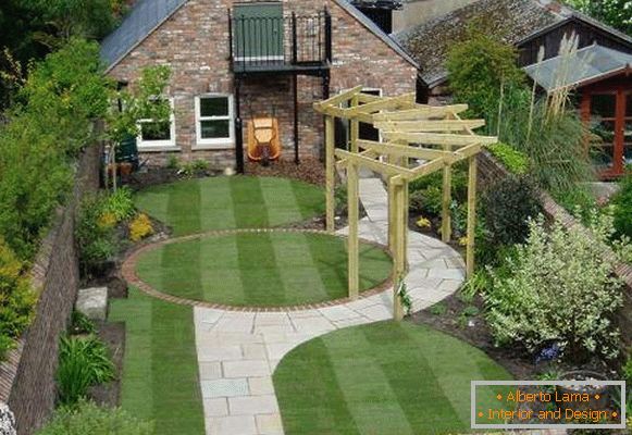 Krásny dizajn malej záhradnej plochy