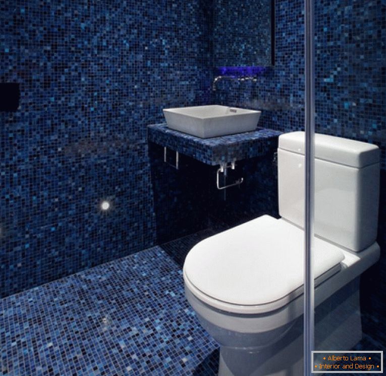 Modrá mozaika v dizajne toalety