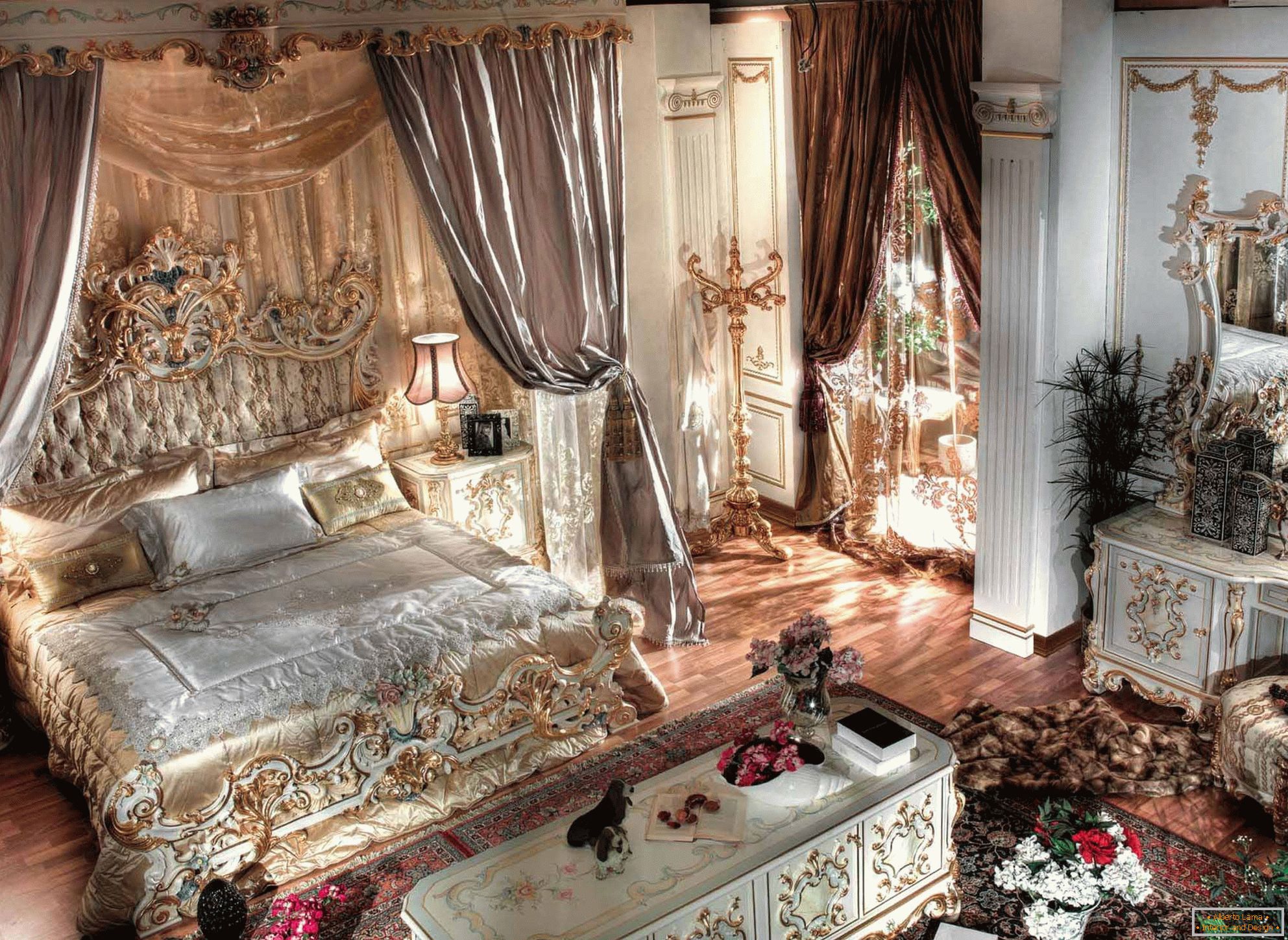 Luxusná baroková spálňa s vysokými stropmi. V strede kompozície je masívne lôžko z dreva s vyrezávanými chrbtami.