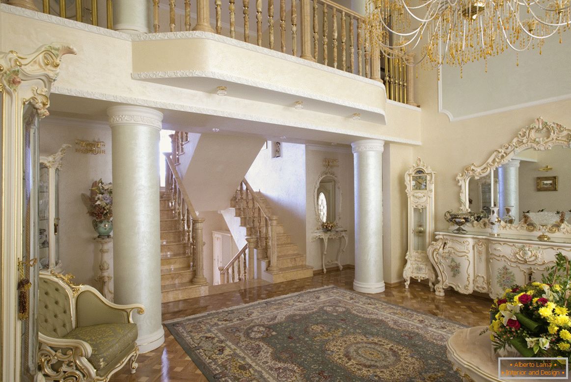 Barokový obývacia izba je pozoruhodná pre stĺpy s malým pôsobiacim balkónom v druhom poschodí.