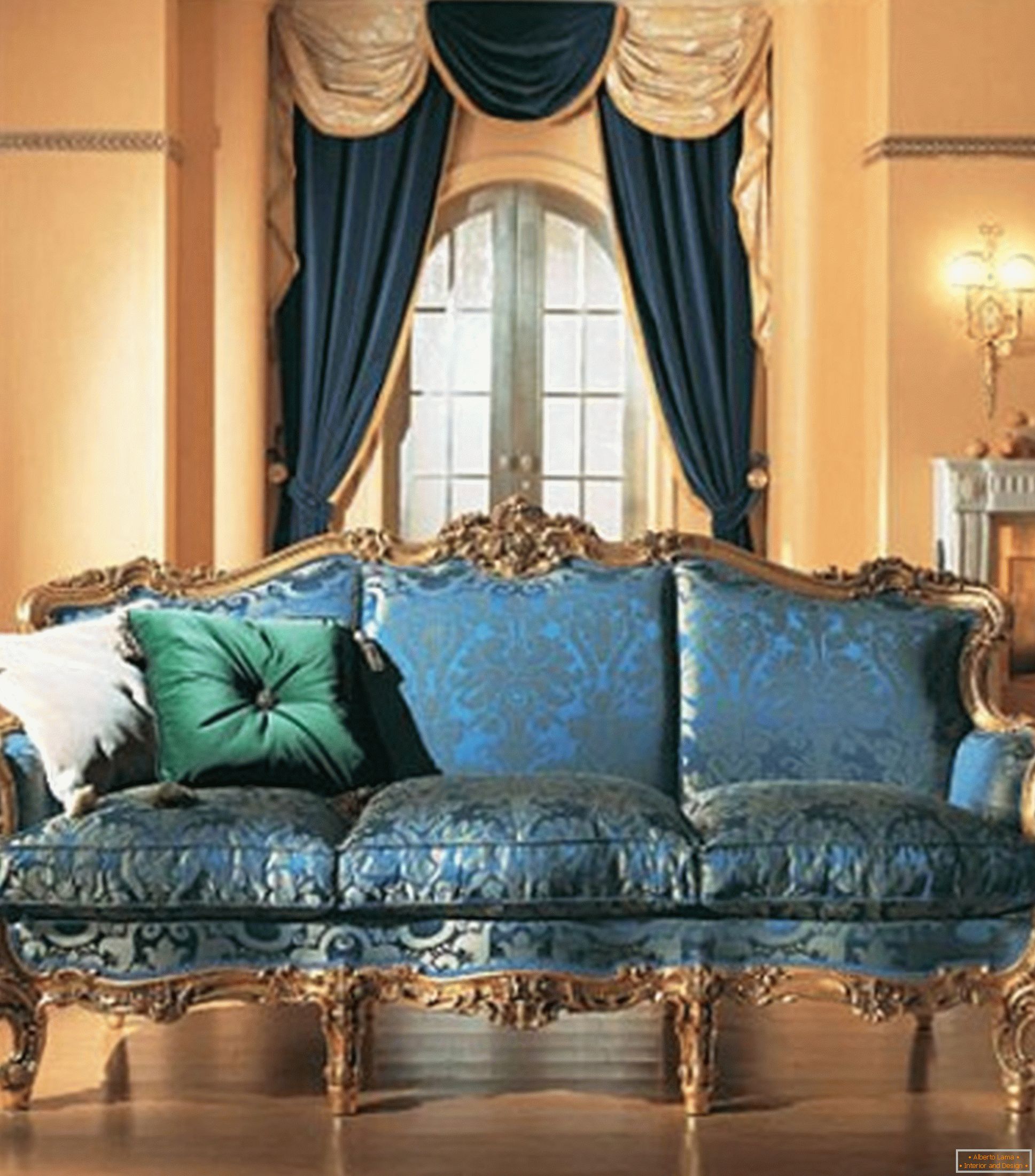 Kombinácia kontrastných farieb vo výzdobe obývacej izby v barokovom štýle.