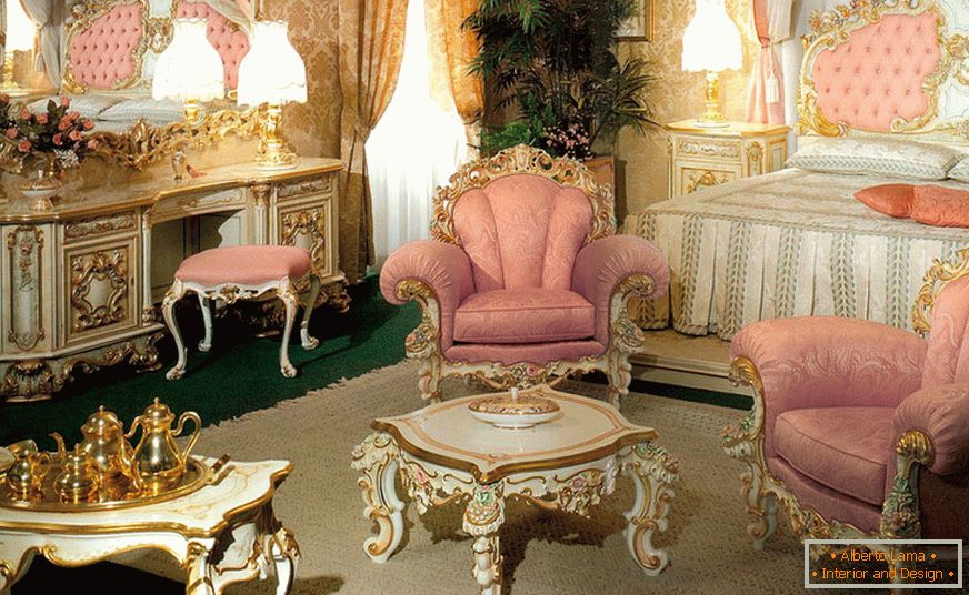 Mäkká spálňa v barokovom štýle s ružovými tónmi.