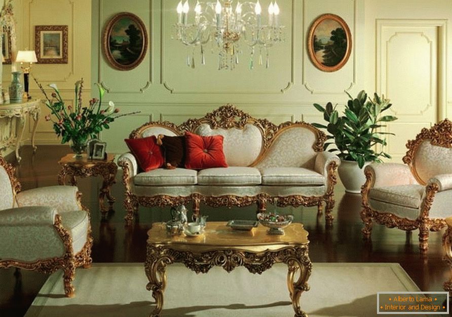 Izba pre hostí je v miernych olivových tónoch. Nábytok s vyrezávanými chrbtami a nohami je prispôsobený štýlu baroka.