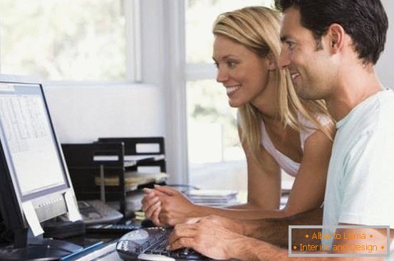 muž a ženy na počítači doma
