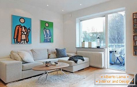 Interiér malej obývacej izby v žiarivých farbách