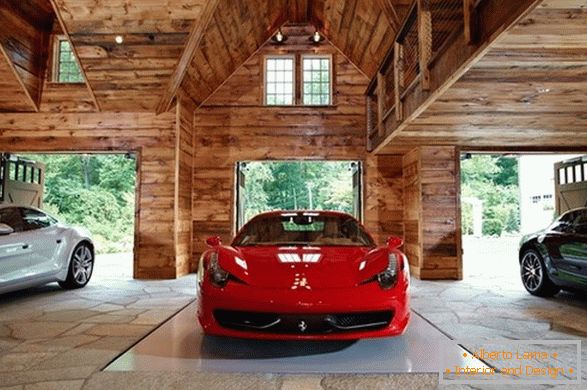 Luxusné autá v drevenej garáži