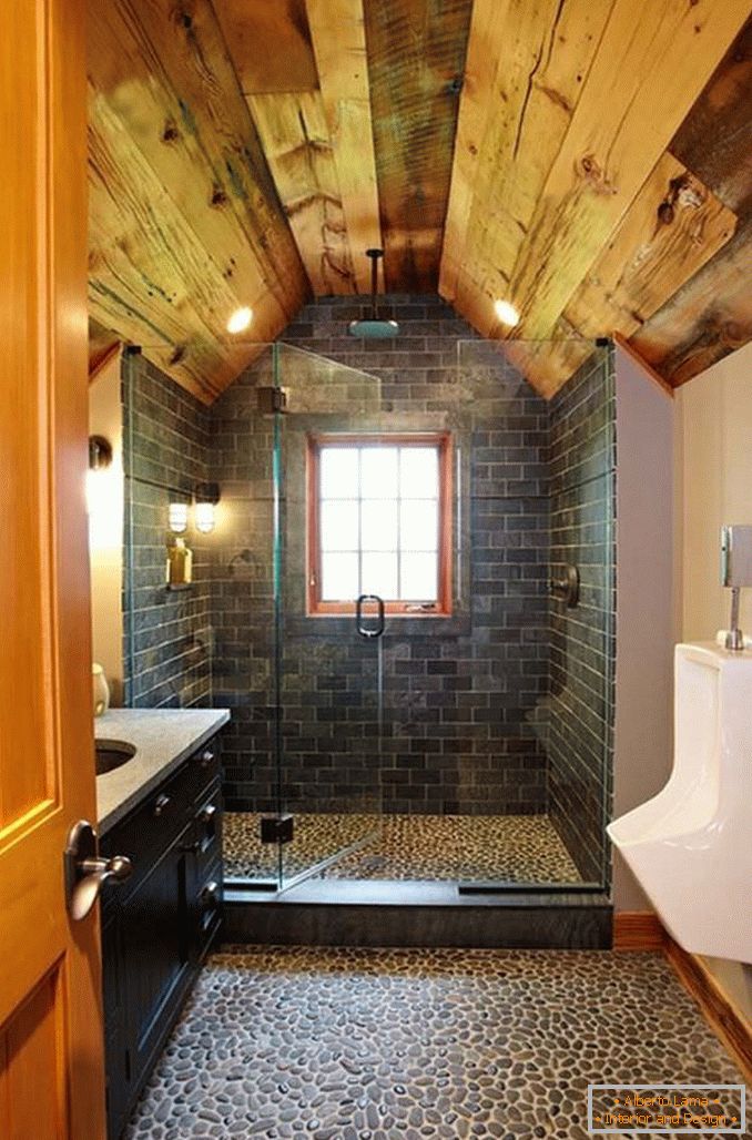 Kúpeľňa s drevenou a kamennou výzdobou