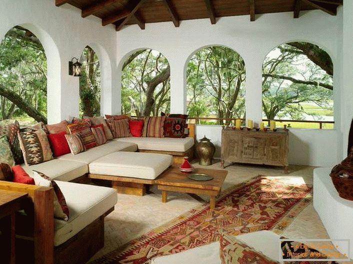 Veranda vo veľkom vidieckom kaštieli je navrhnutá v súlade s požiadavkami stredomorského štýlu.