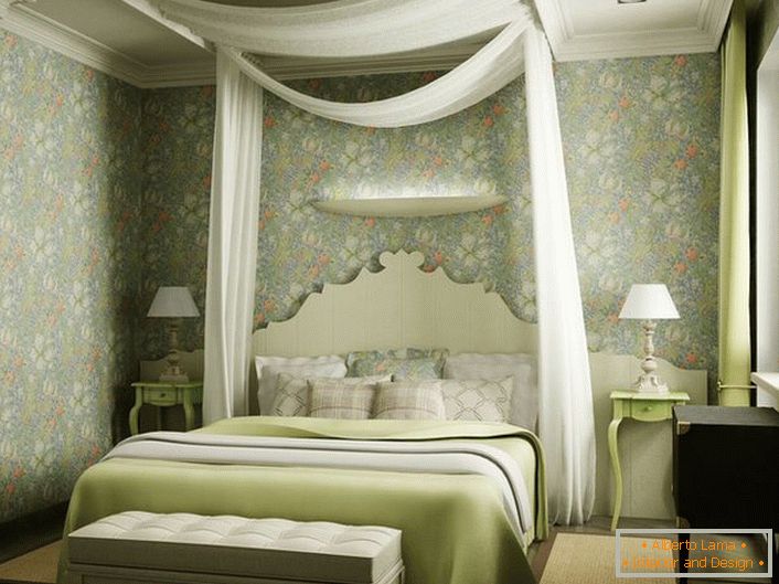 Pozoruhodnou črtou dizajnu spálne bola kabína z priesvitnej bielej textílie nad posteľou. Svetlý, romantický dizajn je ideálny pre spálňu mladého páru.
