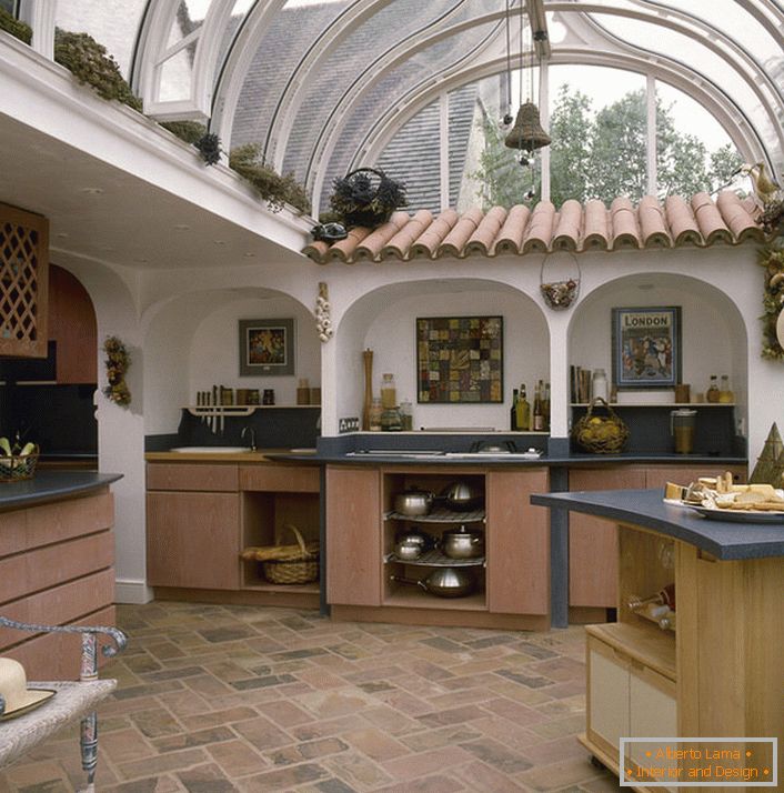 Kuchyňa v stredomorskom štýle pod sklenenou strechou v dome v južnom Taliansku.