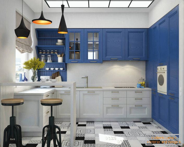 Priaznivý v stredomorskom interiéri tiež vyzerá ako kombinácia bielej a nasýtenej modrej. Kuchynská súprava je vybavená veľkým množstvom funkčných a priestranných regálov a zásuviek.