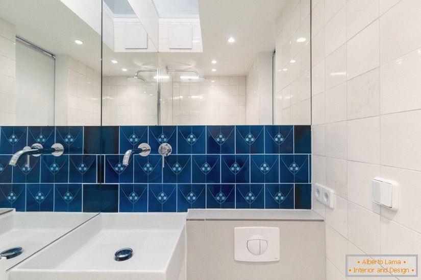 Modré dlaždice v bielej kúpeľni