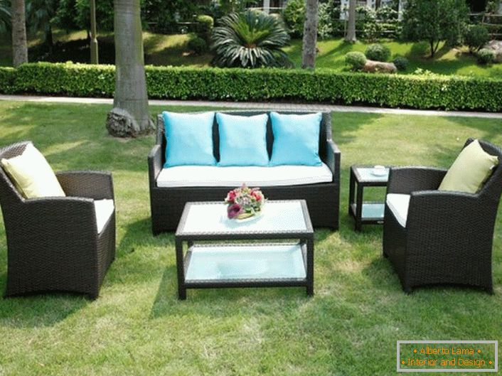 Originálny nábytok vyrobený z umelého ratanu je ideálny pre záhradný pozemok.