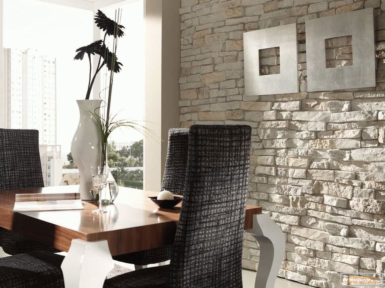 Dekorácia steny s ľahkým dekoratívnym kameňom v jedálni