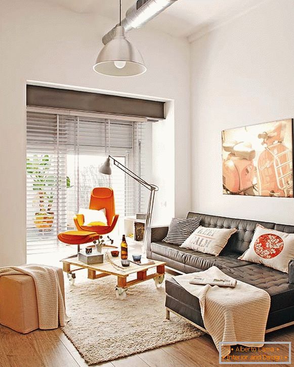 Interiér obývacej izby malého bytu v Barcelone
