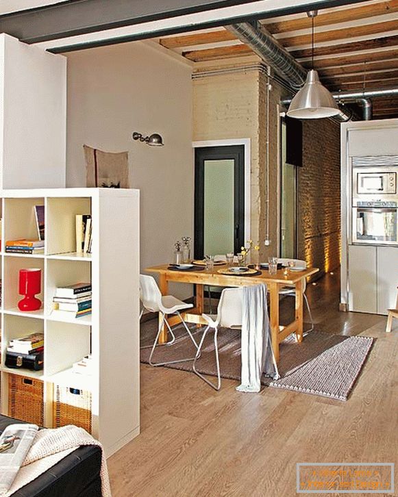 Interiér jedálne malého bytu v Barcelone