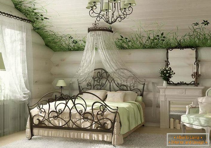 Svetlá, priestranná spálňa v štýle krajiny je pozoruhodná pre špeciálnu stropnú úpravu, pozdĺž ktorej je zobrazená zelená zeleň so vzácnymi kvetmi.
