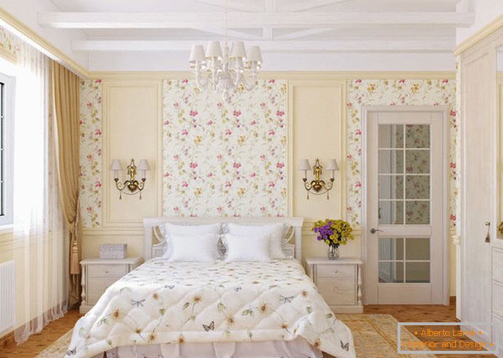 Steny spálne v štýle krajiny sú zdobené kvetinovými tapetami, ktoré harmonicky splynú s posteľnou posteľou.