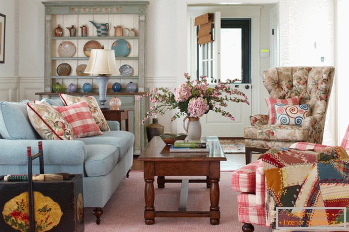 Škandinávska Provence - ideálna na zdobenie obývacej izby v dedinskom dome. Atmosféra rodinného pohodlia a tepla vám umožní relaxovať a relaxovať v neformálnej atmosfére.