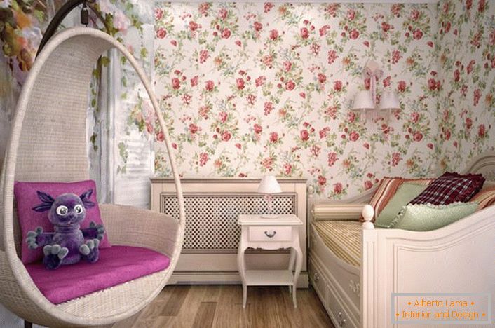 Miestnosť pre mladú pani je vyzdobená v štýle krajiny. V najlepších tradíciách dizajnéra používala tapetu s kvetinovým ornamentom.