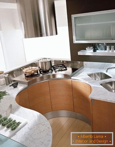 Interiér kompaktnej modernej kuchyne