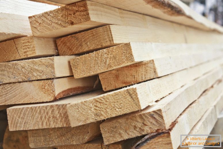 Veľká hromada drevených dosiek uložených v píla