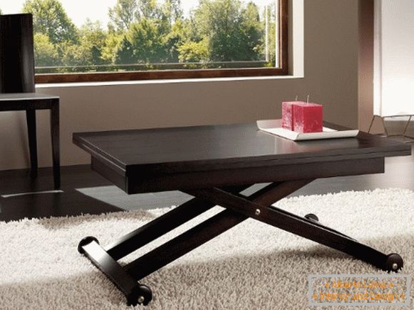 skladací hnedý stôl s krížovými nohami